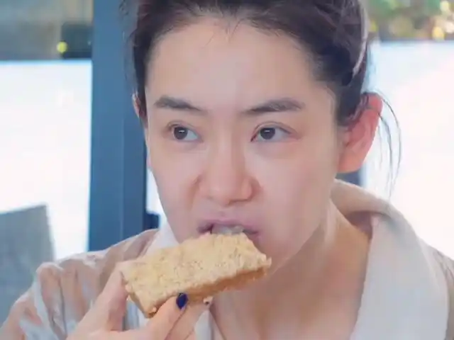 戚薇纯素颜录节目,脸部浮肿双眼皮刀痕明显,镜头下暴露真实颜值