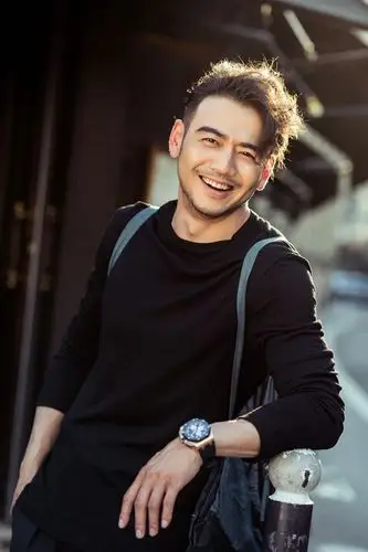 小包总杨烁最新街拍化身摄影师记录美好瞬间