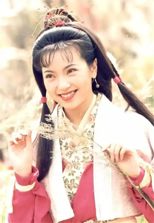 48岁傅明宪全家照:看了母亲才知她为何这么美,父亲也是大帅哥