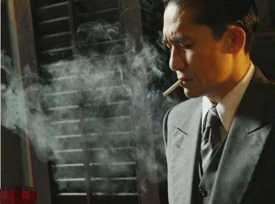 梁朝伟必须算一个,他将男人抽烟时候的帅气展现的淋漓尽致
