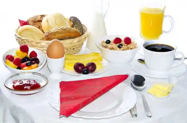 桌子上咖啡和营养早餐