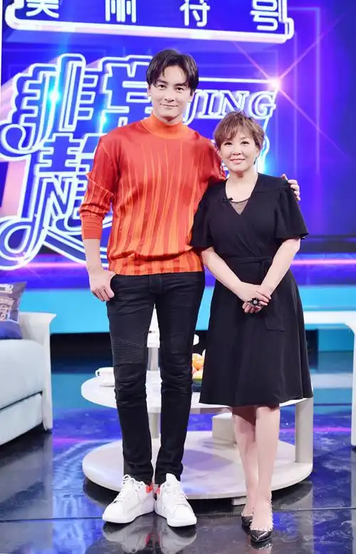 郑元畅做客非常静距离惨遭刘嘉玲蒋欣等好友爆料