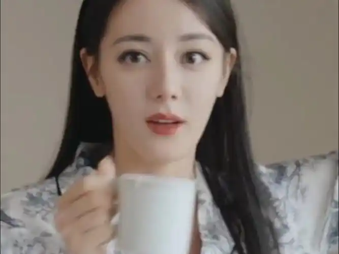 热巴最新迪奥花絮视频,素颜吃牛角包的巴巴