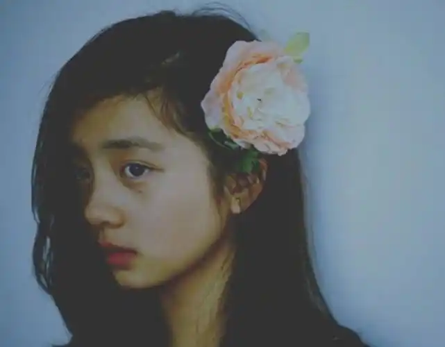 黄多多再晒照,白衬衫搭配红裤子,一头大波浪卷,真是女大十八变