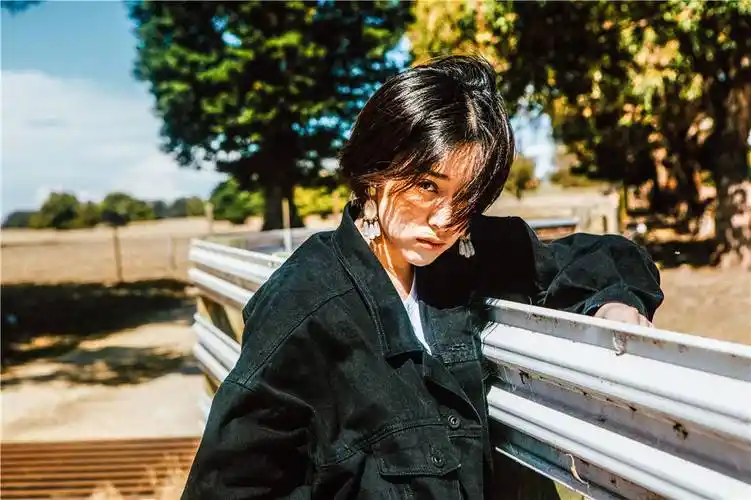 阚清子短发光影写真