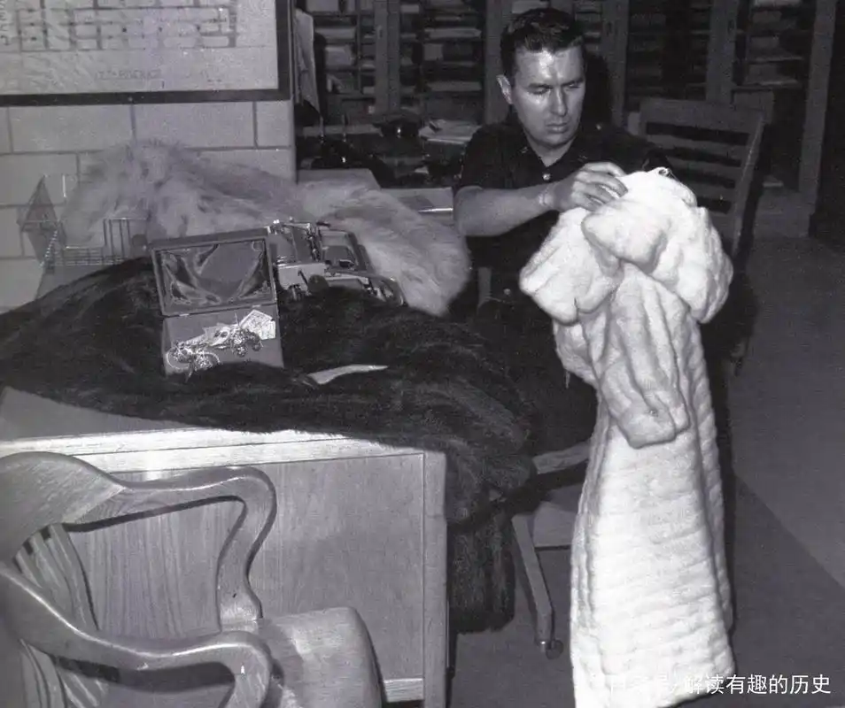 玛丽莲·梦露死亡现场曝光:遗体姿势怪异,图9是火化前偷拍的遗容