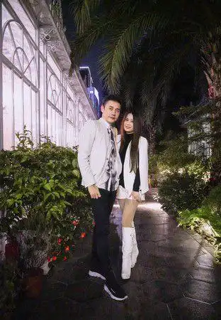 29岁儿下跪求婚成功包伟铭刘依纯见证哭了儿子终于长大