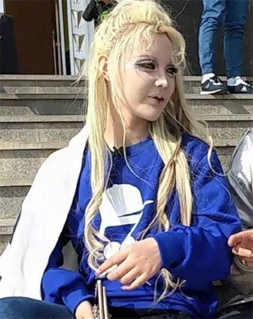 迪丽拉自称上学没人追,看到她未整容前的生图照,网友:真不敢追