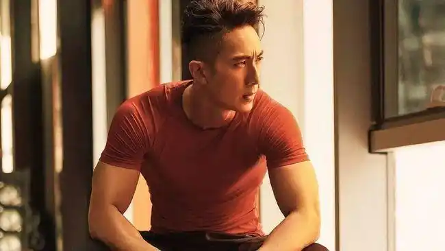 (k妹觉得他留胡子有点金城武的味道,嘿嘿嘿) 要 k妹说 健身才是男人