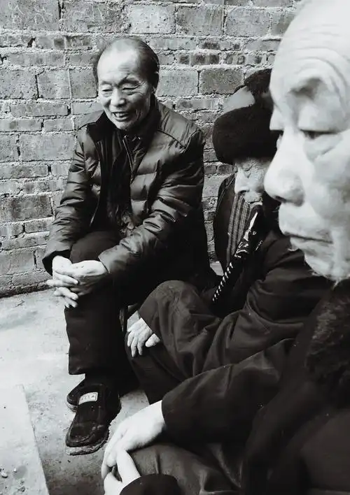 在这个不起眼的村庄一不下心拍下这一张照片看见他们的笑容特别的真实