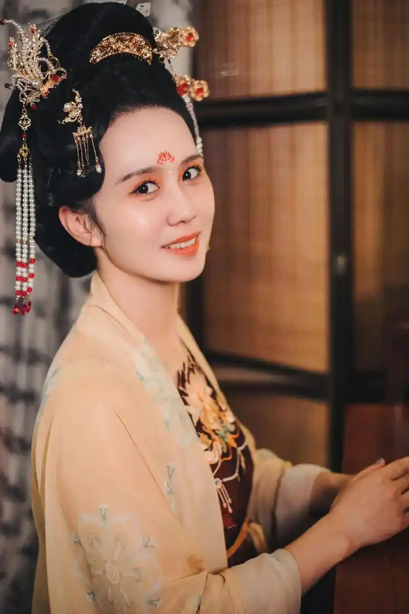 京华城夜市随拍#摄影 #汉服 #气质女神 #扬州  - 抖音