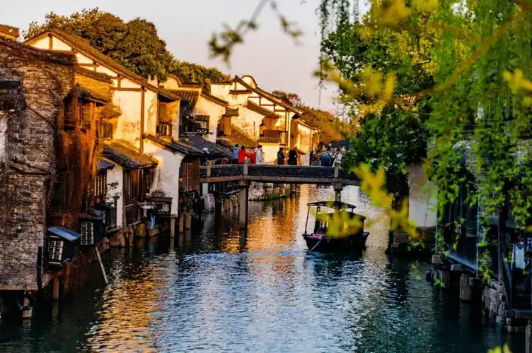 这座古镇有6000年历史随处可见的小桥流水乌镇不愧是江南no1
