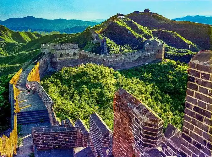 长城修筑的历史悠久,工程雄伟浩大,是新七大奇迹之一,并在"世界新七大