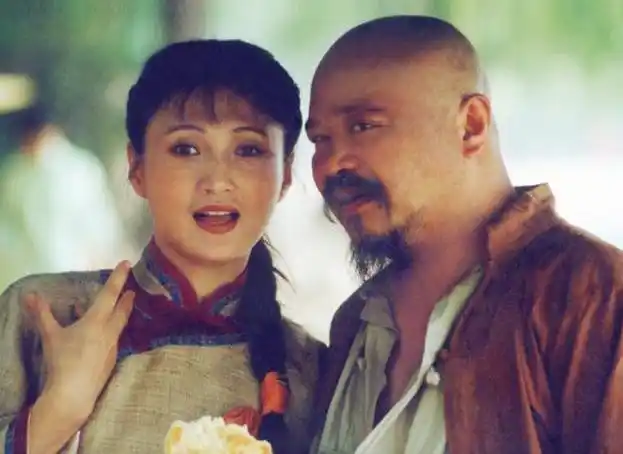 林芳兵和李雪健 后来,腰痛得厉害,丈夫李凌赶紧带着媳妇去体检,医生