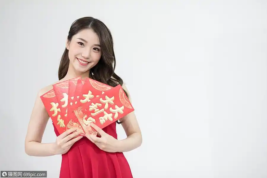 年轻女性新年发红包