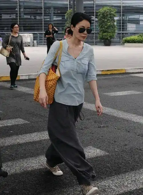 王菲机场穿搭真低调蓝色t恤配灯笼裤像大妈51岁发量依旧惊人