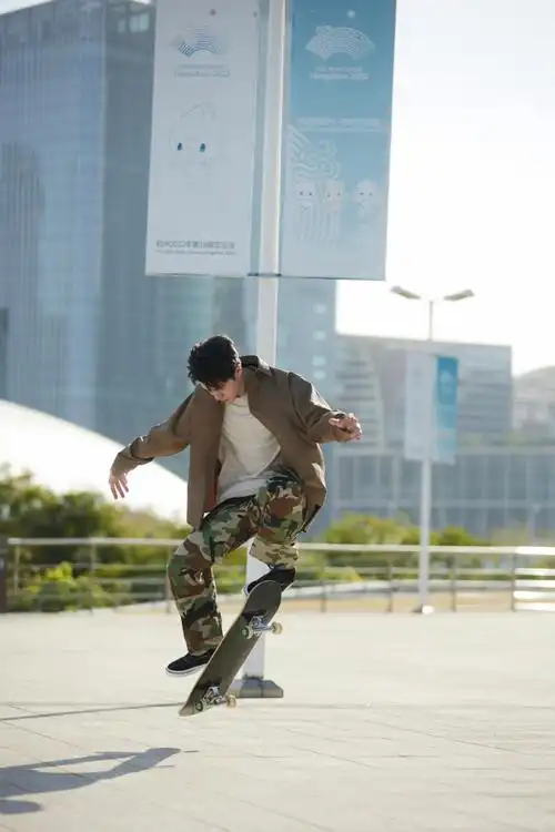 王一博终于玩滑板了##王一博