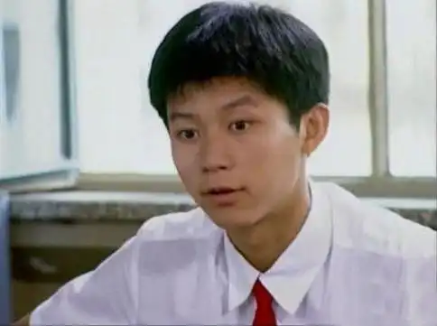 17岁的李晨在出演首部作品《17岁不哭》是就担任了男一号,还凭借这部