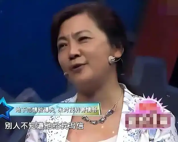 但爱一个人的眼神是藏不住的,即使两人已经尽力隐瞒