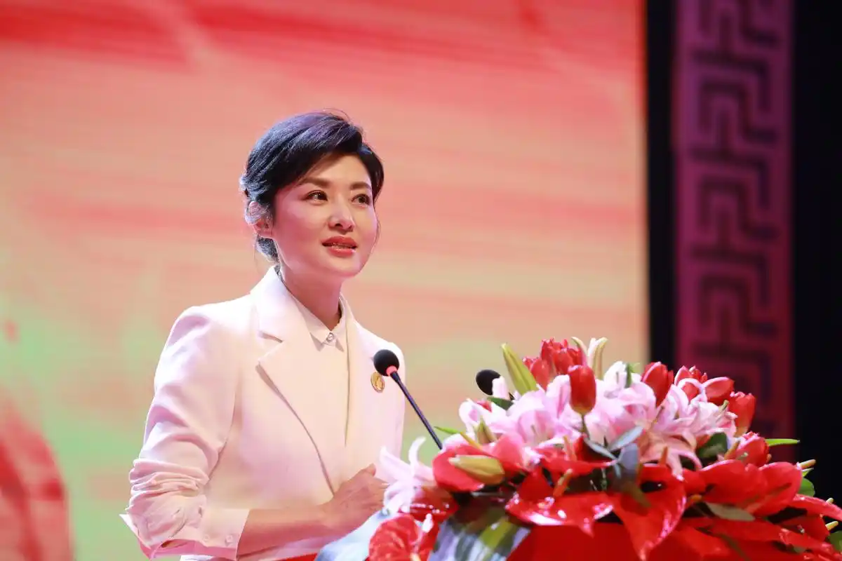 51岁周涛穿西服再登舞台主持,气质优雅网友直呼太美了