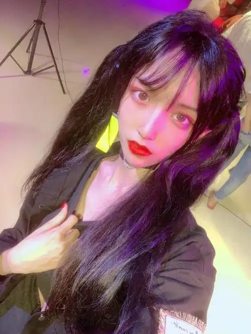 "女装大佬"的年收入,为了钱去做自己不喜欢的事?艾比回答亮了