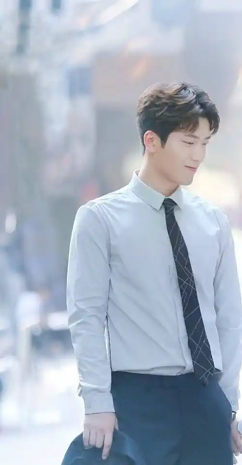 《楚乔传》中翩翩少年的燕洵世子,在现实中竟然也是如此优雅帅气_窦骁