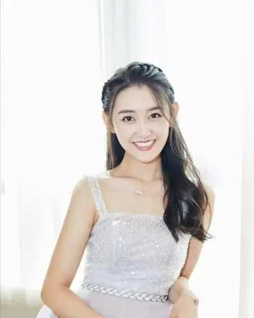 19岁蒋依依长大了穿着薄纱长裙气质优雅像个美丽的小公主