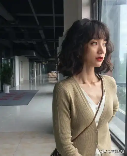 短款烫发虽然时尚,但只有融合造型才叫高级头发上,不要增加太多的配饰