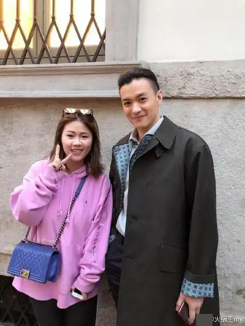 周一围身高1.86米,在人群中,周一围看起来也非常醒目.(图源见水印)