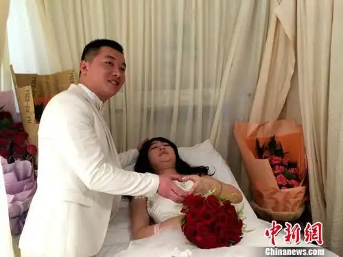汶川小伙与癌症女友病床拍婚纱 称不辜负两颗真心