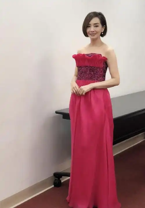 毛舜筠穿黑裙的样子真美虽然皱纹有点明显可颜值依旧在线