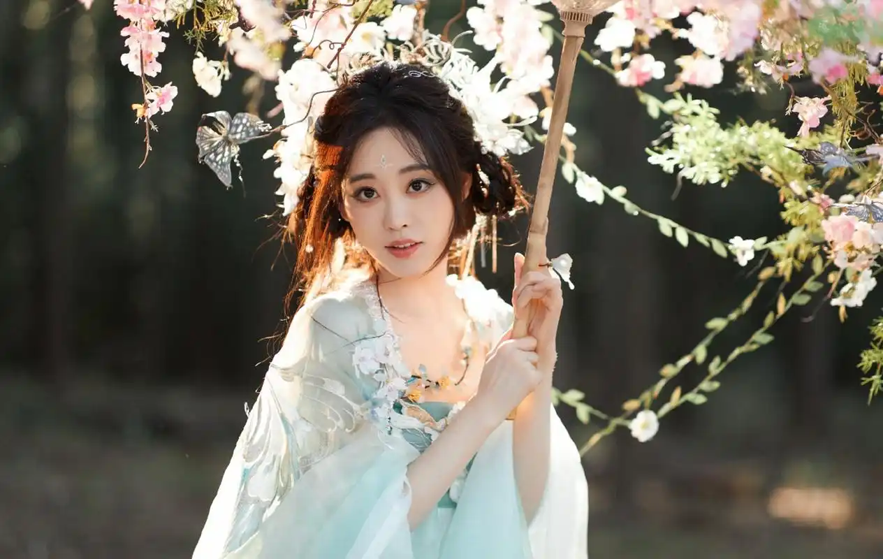 古装女神#祝绪丹# 头扎蝴蝶结双马尾辫,一袭轻纱古风造型,清新甜美