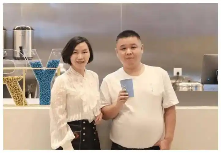 原本觉得王俊凯够帅气了,看了他爸妈后,才明白"基因的重要性"_父母