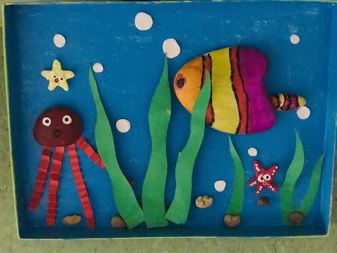 孩子的创意无限,他们在鹅卵石上刷上颜色画上漂亮的图案,通过摆放