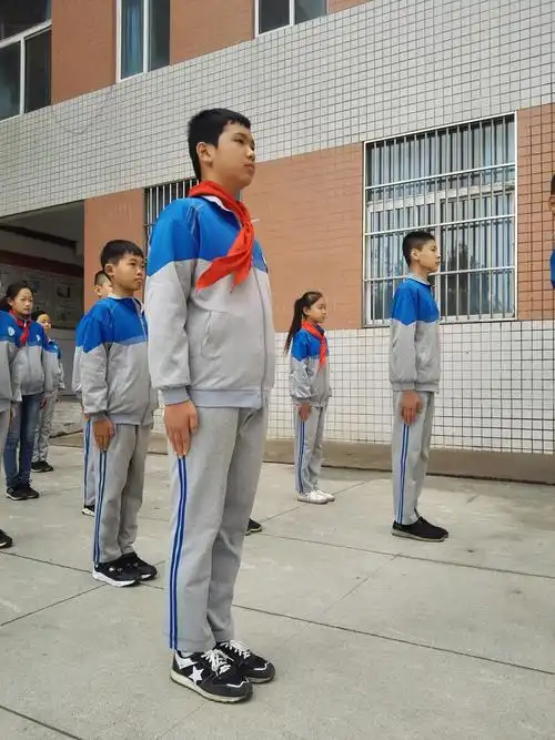 笔直的站姿,坚定的神情,我们是勇敢的护旗手.
