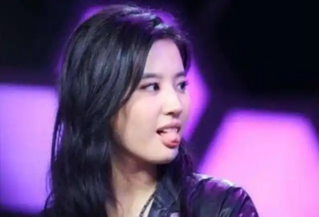 女明星们吐出舌头的那一刻谁更诱人呢含王菲张柏芝章子怡刘亦菲等