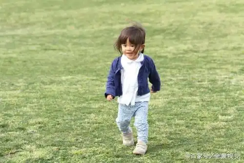 小宝宝会走路了,可有些走姿,真的不敢恭维,该怎么纠正呢