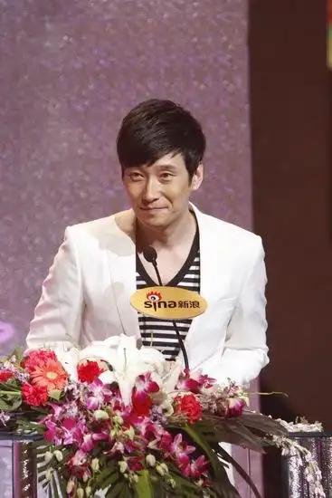 图文新浪网络盛典歌手满江青春帅气