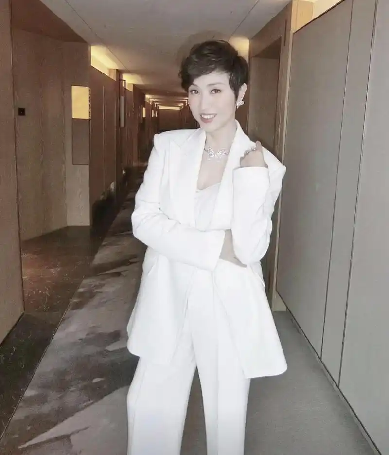 原创54岁陈法蓉不服老穿黑色长西装玩下衣失踪修长美腿让人酸