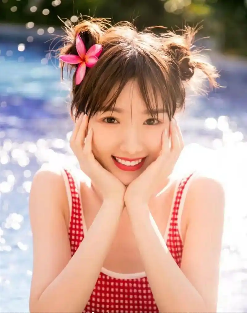 毛晓彤早年旧照被扒,大脸塌鼻梁造型雷人,与如今甜美模样差别太大