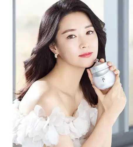 大家都知道李英爱是韩国国宝级的护肤品牌whoo的代言人,所以李英爱