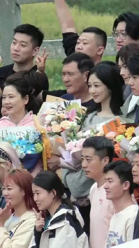 杨紫许凯承欢记杀青#嘻嘻嘻,一家人团团圆圆!祝麦承欢杀青快乐!