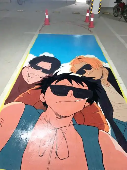 俩小伙把车位涂鸦"画"进十堰