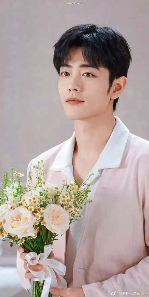 肖战超话#肖战工作室什么时候放饭##肖战粉色深v西装##肖战evelom伊芙