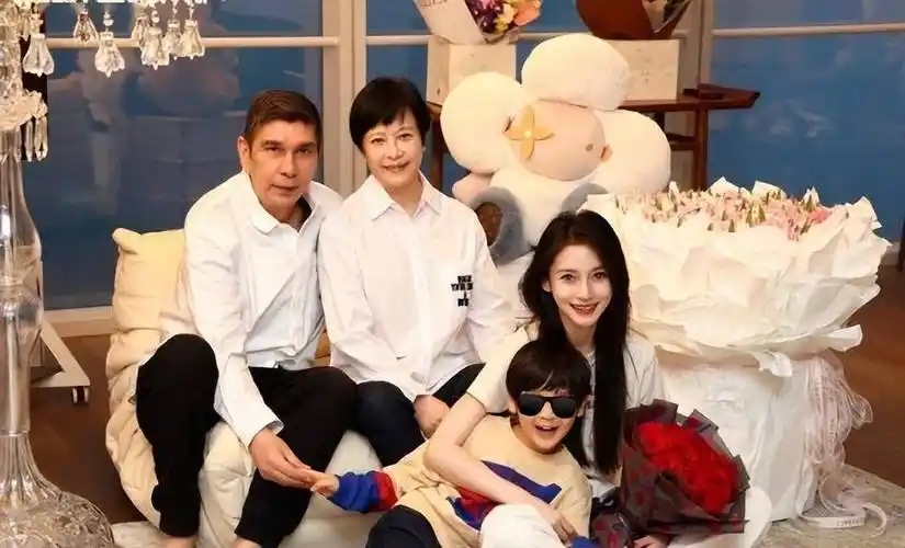 真落寞了!杨颖参加亲子活动满身大牌,穿衣时髦却遭学生家长无视