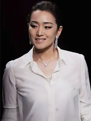 巩俐只穿白衬衣也御姐 学她扮出傲娇范儿