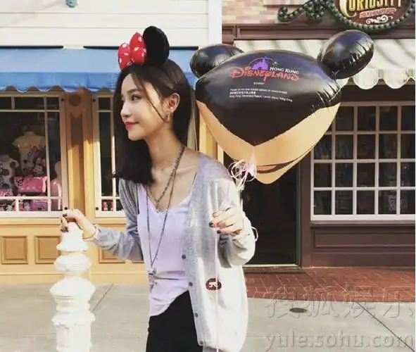 王思聪新欢朱宸慧卖萌照 穿短裙露纤细美腿(组图)