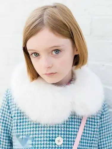 9岁坐拥百万粉,初代网红萝莉衣品依旧时尚,却变冷淡脸笑容消失