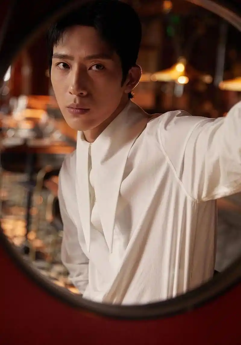 井柏然拍写真上演精致"侧脸杀"无敌剪刀领白衬衣彰显贵气