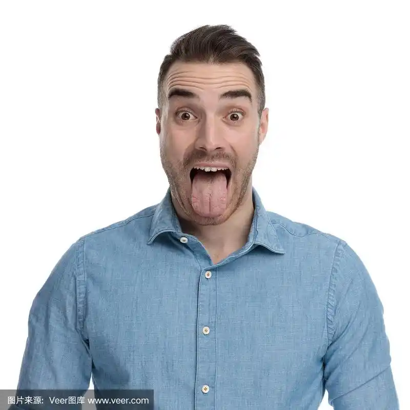 笨拙随意的男人伸出舌头